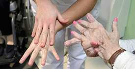 Nettoyage des mains d'une patiente